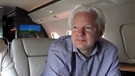 Julian Assange in einem Flugzeug | Bild: Bayerischer Rundfunk 2024