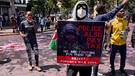 Demonstrant hält ein Plakat in Kenia | Bild: Bayerischer Rundfunk 2024