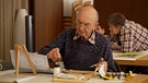 Älterer Mann bei einem Malkurs | Bild: Bayerischer Rundfunk 2024