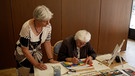 Seniorinnen bei einem Malkurs | Bild: Bayerischer Rundfunk 2024