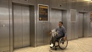 Mann im Rollstuhl | Bild: Bayerischer Rundfunk 2024
