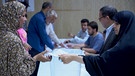 Iranerinnen und Iraner bei der Wahl | Bild: Bayerischer Rundfunk 2024