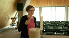 Pfarrerin in Kirche | Bild: Bayerischer Rundfunk 2024