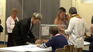 Menschen bei der Stimmabgabe | Bild: Bayerischer Rundfunk 2024
