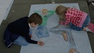 Kinder malen sich selbst | Bild: Bayerischer Rundfunk 2024