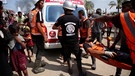 Rettungskräfte mit Mann auf Bahre | Bild: Bayerischer Rundfunk 2024