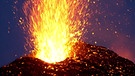 Vulkan spuckt glühende Gesteinsbrocken | Bild: Bayerischer Rundfunk 2024