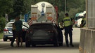 Polizisten kontrollieren PKW | Bild: Bayerischer Rundfunk 2024