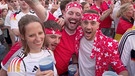 Gut gelaunte feiernde Fußballfans | Bild: Bayerischer Rundfunk 2024