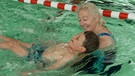 Ein Frau mit Jungen im Schwimmbad | Bild: Bayerischer Rundfunk 2024