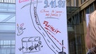 Gemaltes Plakat zur Erinnerung an den Mauerfall | Bild: Bayerischer Rundfunk 2024