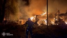 Feuerwehrmann vor brennendem Haus | Bild: Bayerischer Rundfunk 2024