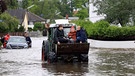 Hochwasser auf der Straße | Bild: Bayerischer Rundfunk 2024