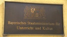 Schild mit der Aufschrift Bayerisches Staatsministerium für Unterricht und Kultus | Bild: Bayerischer Rundfunk 2024