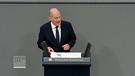 Kanzler Scholz am Rednerpult im Bundestag | Bild: Bayerischer Rundfunk 2024