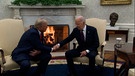 Joe Biden und Donald Trump reichen sich im Oval Office die Hand | Bild: Bayerischer Rundfunk 2024