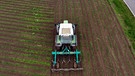 Traktor in einer Luftaufnahme | Bild: Bayerischer Rundfunk 2024