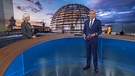 BR24-Moderator Stefan Scheider im Studiogespräch mit Prof.essorin Ursula Münch | Bild: Bayerischer Rundfunk 2024