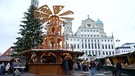 Weihnachtsmarkt in Augsburg mit Rathaus im Hintergrund | Bild: Bayerischer Rundfunk 2024