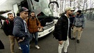 Flüchtlinge vor einem Bus | Bild: Bayerischer Rundfunk 2024