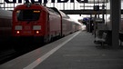 Ausfahrender Zug am Bahnhof | Bild: Bayerischer Rundfunk 2024