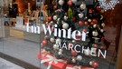 Weihnachtlich geschmücktes Schaufenster | Bild: Bayerischer Rundfunk 2024