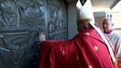 Papst Franziskus vor Heiliger Pforte | Bild: Bayerischer Rundfunk 2024