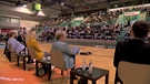 Eine Halle voller Menschen | Bild: Bayerischer Rundfunk 2025