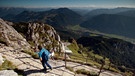 Blick vom Berg ins weite Tal | Bild: Bayerischer Rundfunk 2025