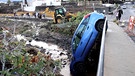 Ein in einen Flusslauf gekipptes Auto auf Gran Canaria | Bild: Bayerischer Rundfunk 2025