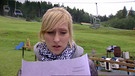 Schülerin liest Zettel mit Tarifsystem | Bild: Bayerischer Rundfunk
