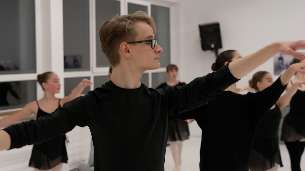 Johannes Jurkowski beim Ballettunterricht | Bild: Bayerischer Rundfunk 2024