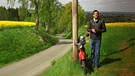 Adrian Roßner steht mit seinem Mofa an einer alten Straße in Oberfranken. | Bild: BR Fernsehen