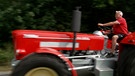 Mann auf Schlüter-Traktor | Bild: Bayerischer Rundfunk 2024