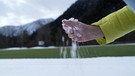 Hand mit Schnee | Bild: Bayerischer Rundfunk 2025