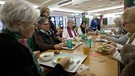 Senioren essen | Bild: Bayerischer Rundfunk 2023
