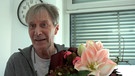 Mann mit Blumen | Bild: Bayerischer Rundfunk 2024