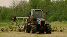 E-Traktor im Einsatz | Bild: Bayerischer Rundfunk 2024