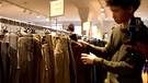 Junger Mann beim Shoppen | Bild: Bayerischer Rundfunk 2023