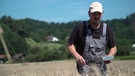 Landwirt auf Feld | Bild: Bayerischer Rundfunk 2024