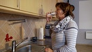 Eine Frau trinkt ein Glas Leitungswasser | Bild: Bayerischer Rundfunk 2023