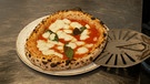 Kulinarischer Festtag - Ein Hoch der Pizza Margherita! | Bild: Bayerischer Rundfunk 2024