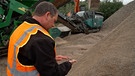 Bauunternehmer im Sandlager | Bild: Bayerischer Rundfunk 2023