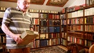 Thaller in seiner Bibliothek | Bild: Bayerischer Rundfunk 2024