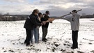 Spezi Suchtis öffnen Flaschen mit Schneeschaufel | Bild: Bayerischer Rundfunk 2023