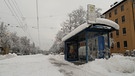 München: Schnee und Eis · Verkehrsbehinderungen dauern an | Bild: Bayerischer Rundfunk 2023