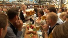 Wiesn-Zelt | Bild: Bayerischer Rundfunk 2024