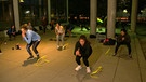 Menschen beim Zirkeltraining im Freien bei D | Bild: Bayerischer Rundfunk 2023