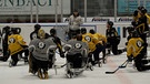 Eishockeyspieler des EV Füssen knien auf Eisfläche | Bild: Bayerischer Rundfunk 2023