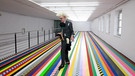 Martin Creed läuft über bunten Boden | Bild: Bayerischer Rundfunk 2023